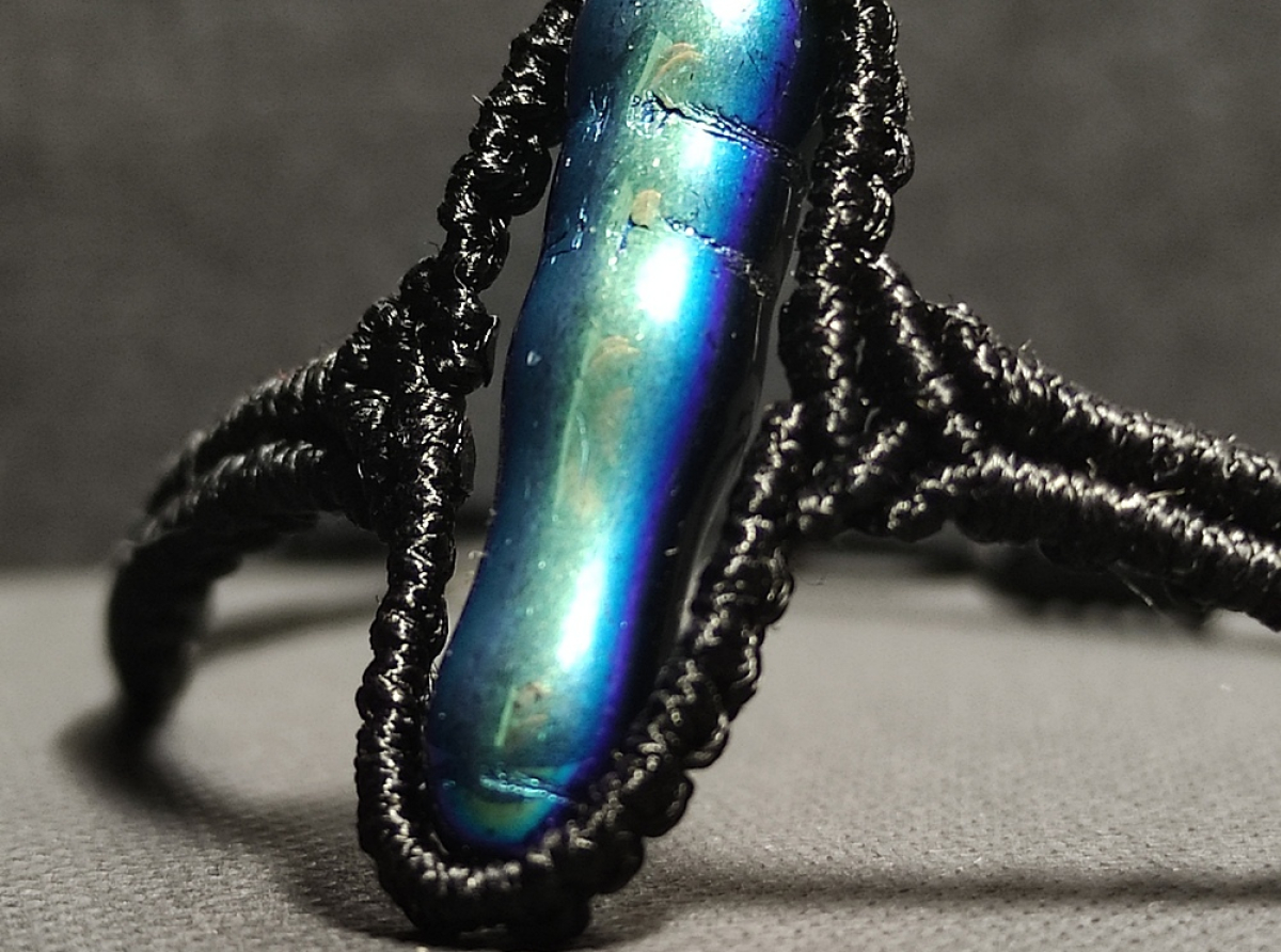 Ręcznie wyplatana biżuteria przykuwa wzrok innych i jednocześnie pozwala wyróżnić się z tłumu 